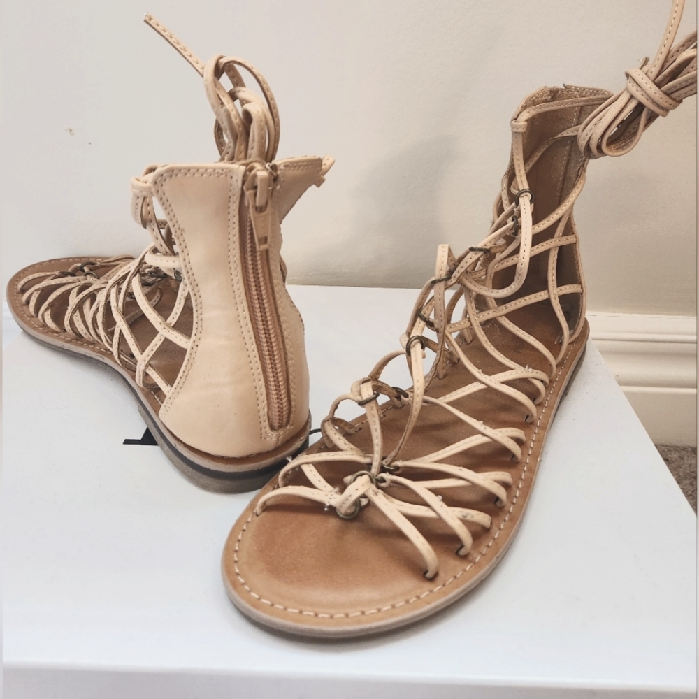 Strappy flat sandal